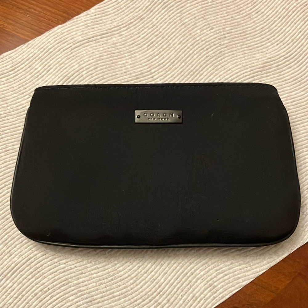 COACH.BLACK CLUTCH WITH ZIPPER CLOSURE. CREED INSIDE. NEW. FABRIC/SOFT.NWOT